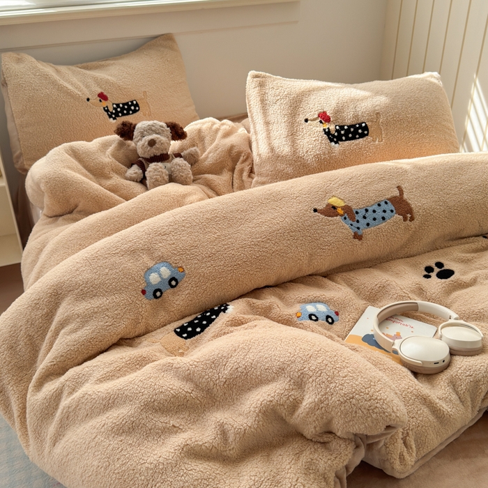 91家纺网 家纺一手货源 找家纺 （总）欣宜家纺 2025新款ins风200克羊羔绒毛巾绣牛奶绒四件套加厚保暖床单被套宿舍三件套