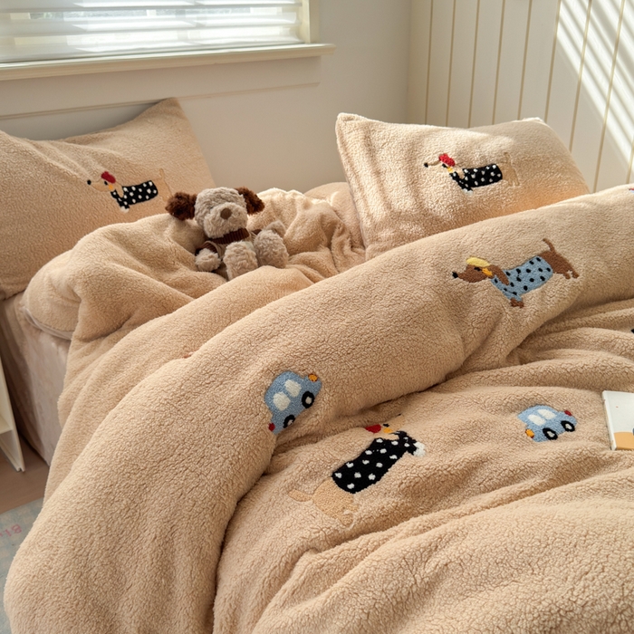 91家纺网 家纺一手货源 找家纺 （总）欣宜家纺 2025新款ins风200克羊羔绒毛巾绣牛奶绒四件套加厚保暖床单被套宿舍三件套