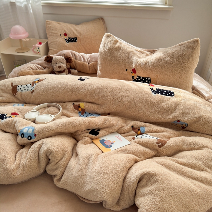 91家纺网 家纺一手货源 找家纺 欣宜家纺 2025新款ins风200克羊羔绒毛巾绣牛奶绒四件套加厚保暖床单被套宿舍三件套 波点狗