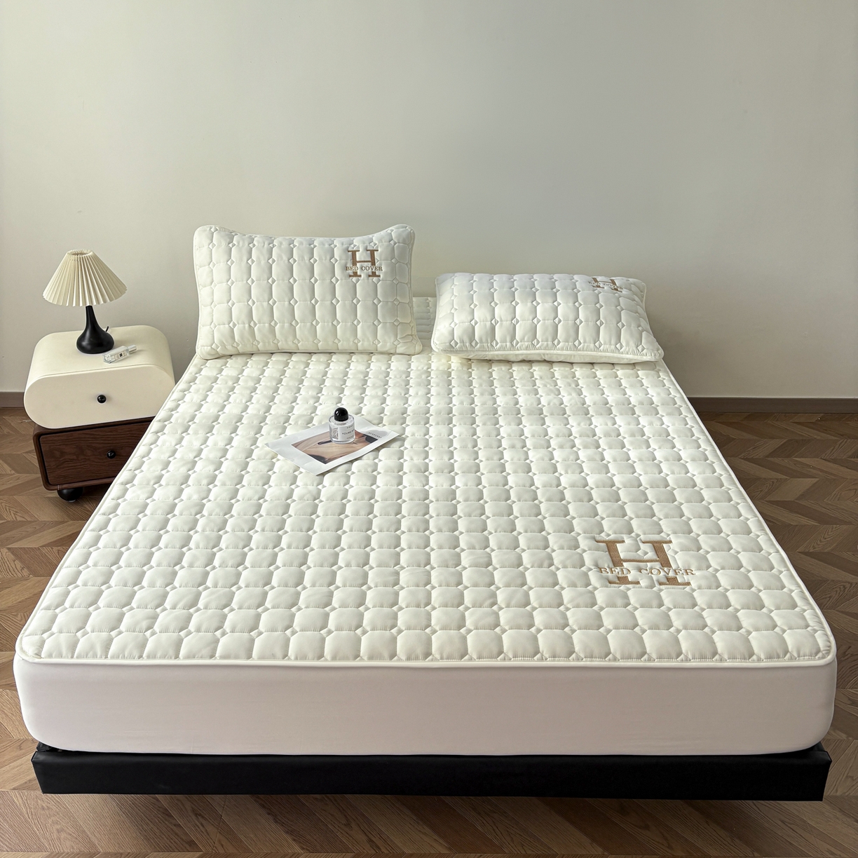 91家纺网 家纺一手货源 找家纺 （总）居眠 2026新款H款刺绣夹棉床笠