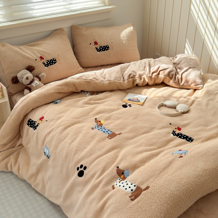 91家纺网 家纺一手货源 找家纺 欣宜家纺 2025新款ins风200克羊羔绒毛巾绣牛奶绒四件套加厚保暖床单被套宿舍三件套 波点狗