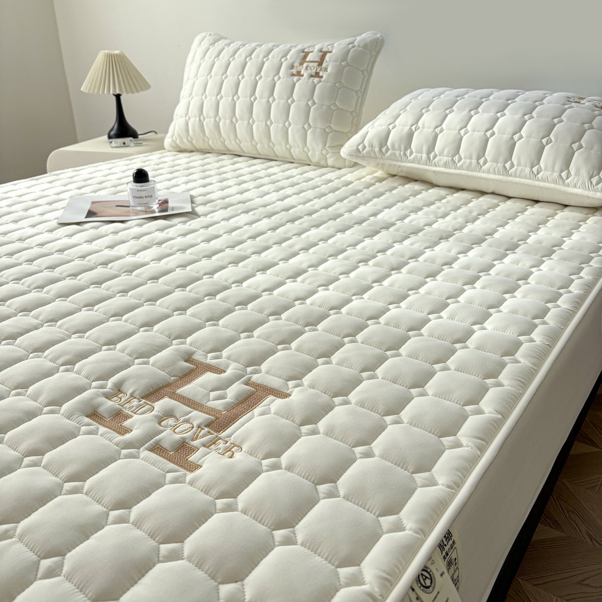 91家纺网 家纺一手货源 找家纺 （总）居眠 2026新款H款刺绣夹棉床笠