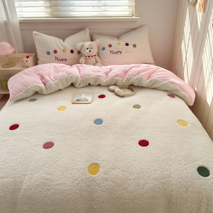 91家纺网 家纺一手货源 找家纺 欣宜家纺 2025新款ins风200克羊羔绒毛巾绣牛奶绒四件套加厚保暖床单被套宿舍三件套 彩虹豆