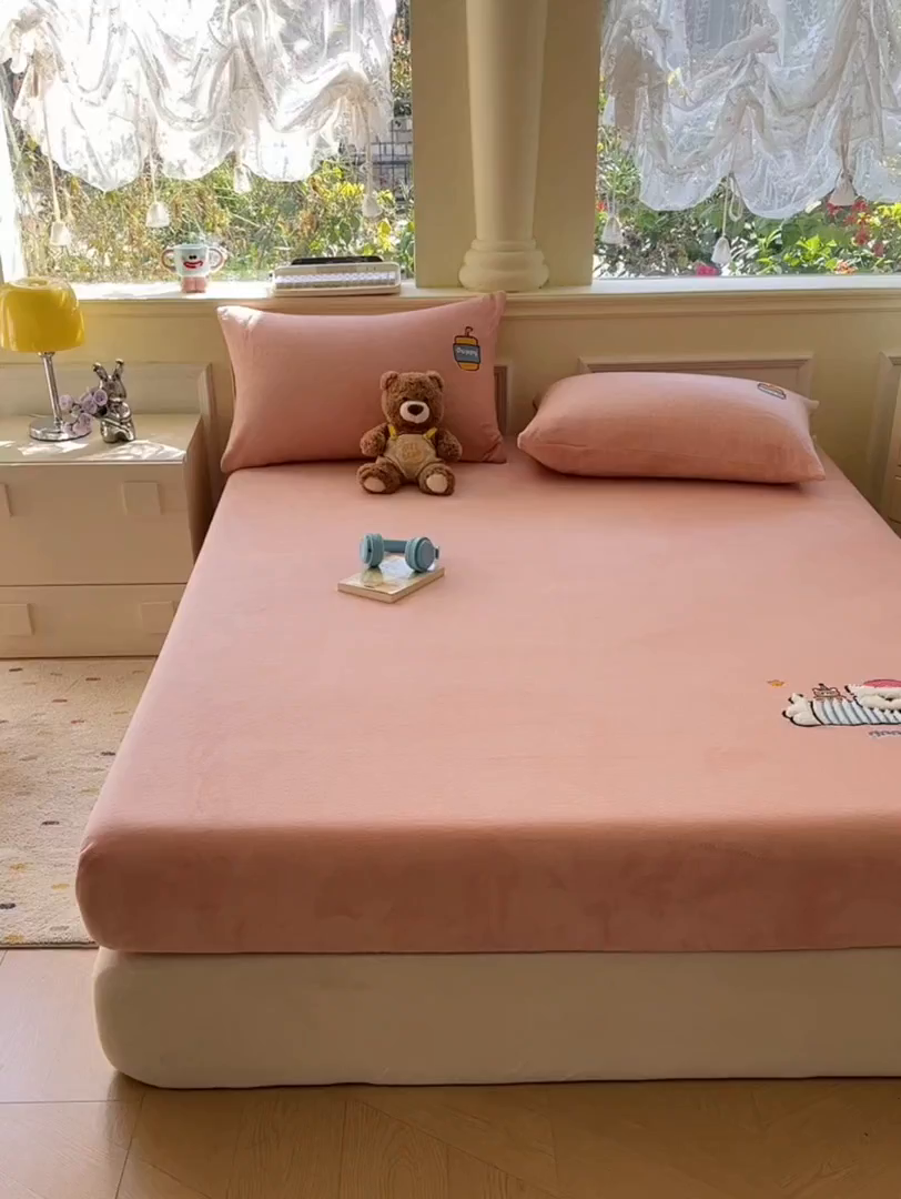 91家纺网 家纺一手货源 找家纺 （总）欣宜家纺 2025秋冬新款牛奶绒加厚保暖卡通贴布绣床笠三件套全包床单防滑床垫保护套-幸运萌犬