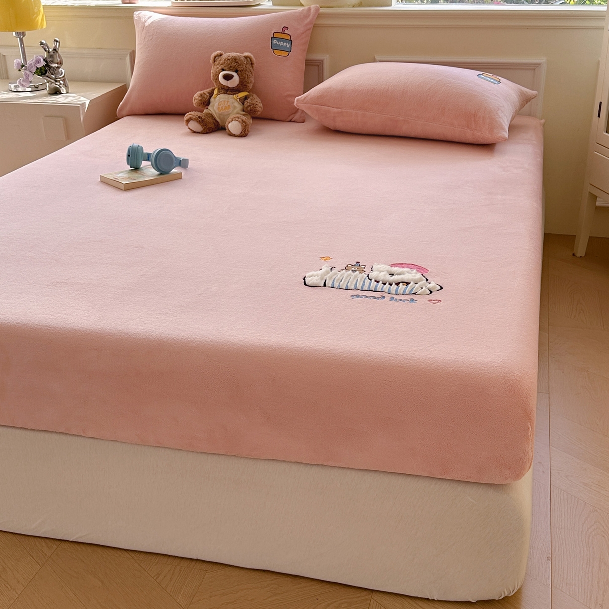 91家纺网 家纺一手货源 找家纺 （总）欣宜家纺 2025秋冬新款牛奶绒加厚保暖卡通贴布绣床笠三件套全包床单防滑床垫保护套-幸运萌犬