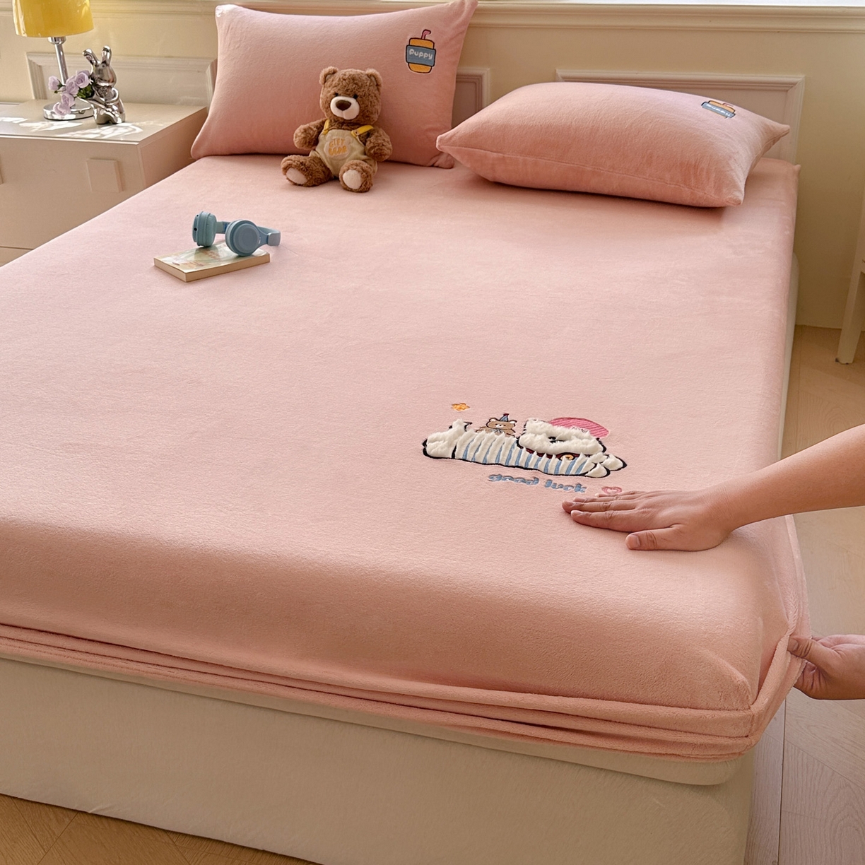 （总）欣宜家纺 2025秋冬新款牛奶绒加厚保暖卡通贴布绣床笠三件套全包床单防滑床垫保护套-幸运萌犬