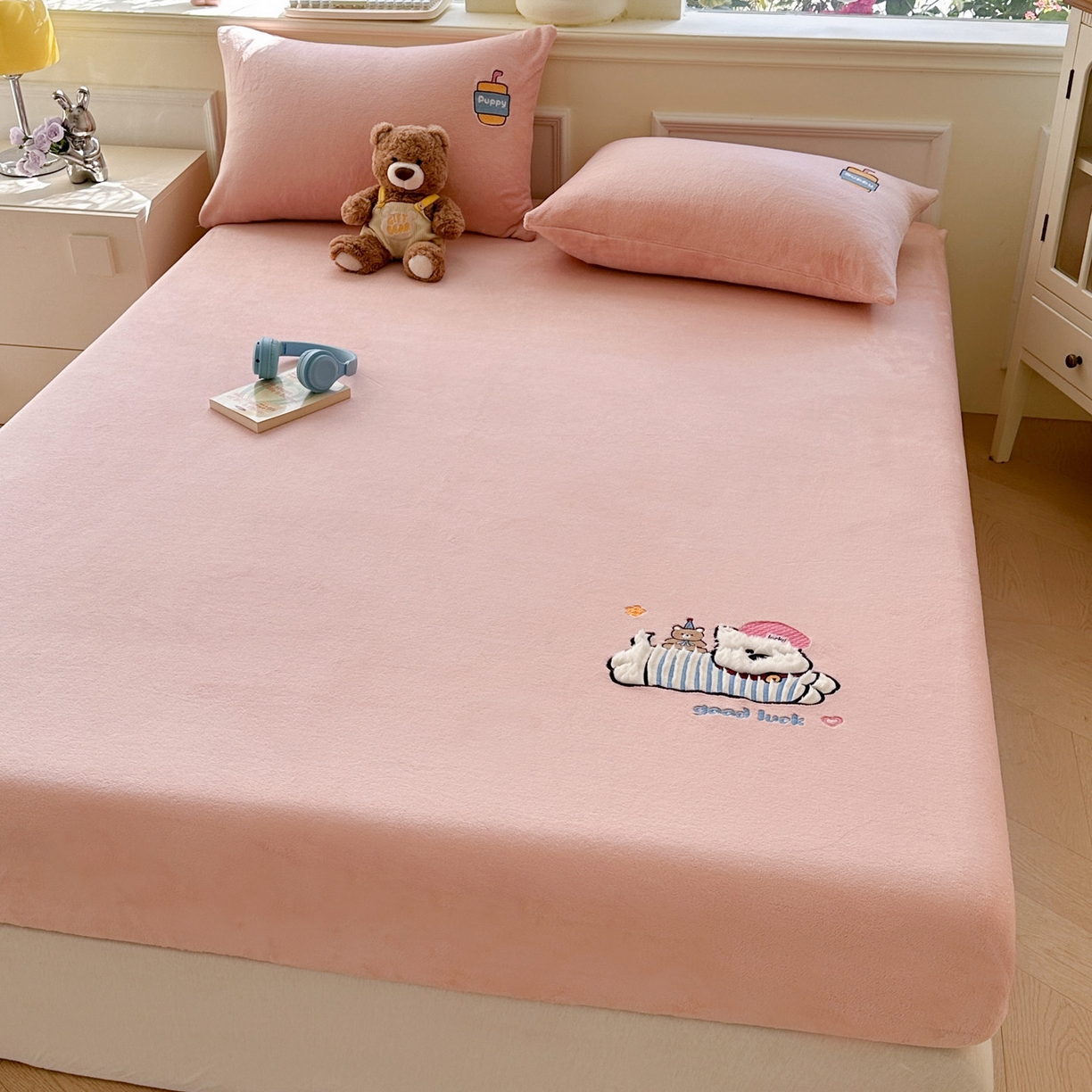 91家纺网 家纺一手货源 找家纺 （总）欣宜家纺 2025秋冬新款牛奶绒加厚保暖卡通贴布绣床笠三件套全包床单防滑床垫保护套-幸运萌犬