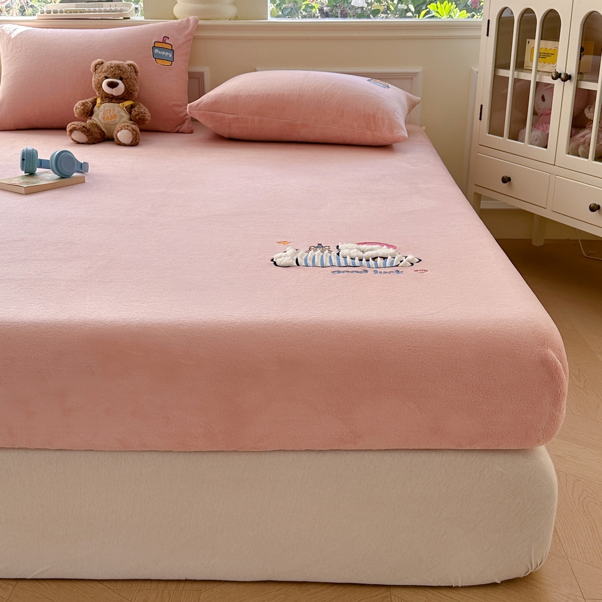 91家纺网 家纺一手货源 找家纺 （总）欣宜家纺 2025秋冬新款牛奶绒加厚保暖卡通贴布绣床笠三件套全包床单防滑床垫保护套-幸运萌犬