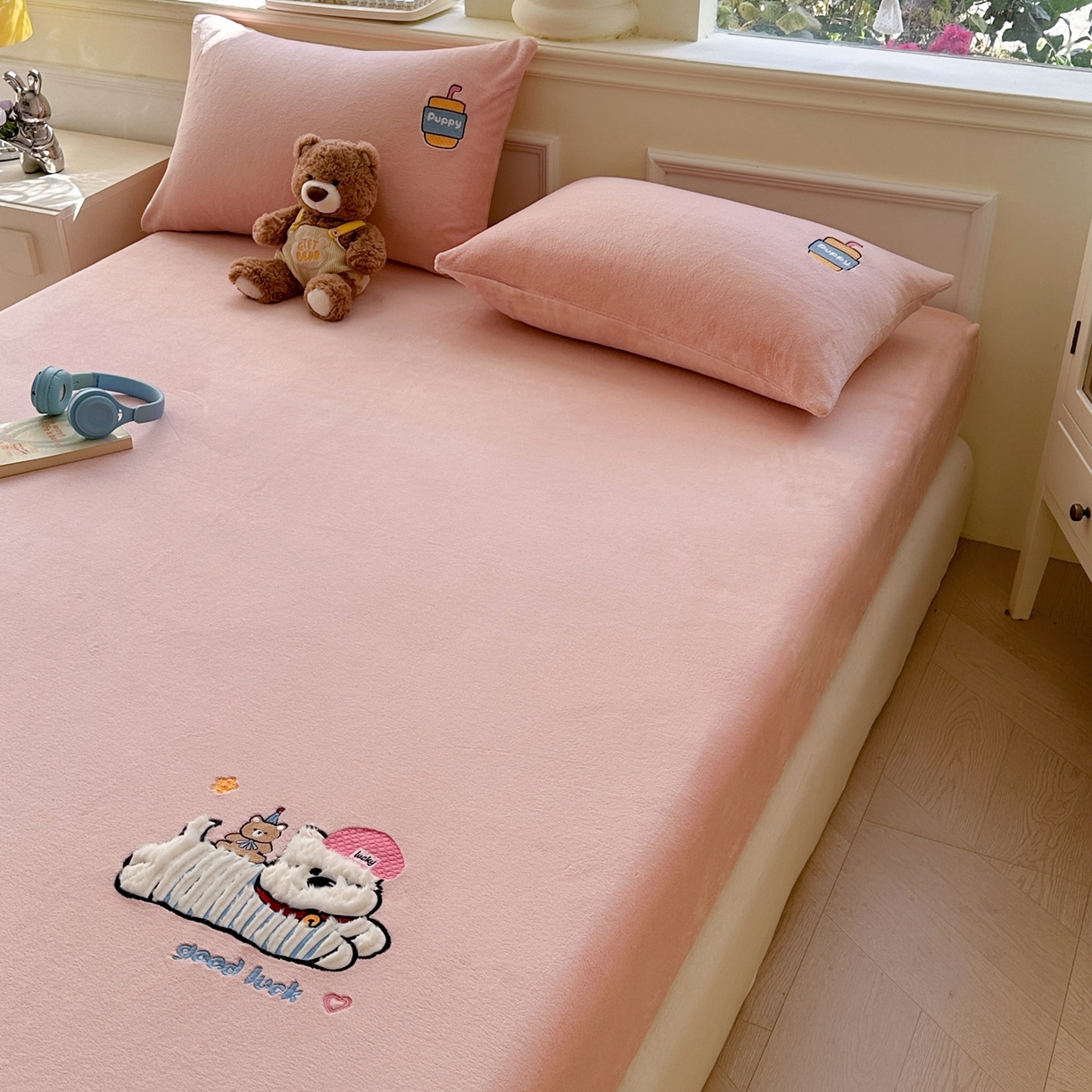 91家纺网 家纺一手货源 找家纺 （总）欣宜家纺 2025秋冬新款牛奶绒加厚保暖卡通贴布绣床笠三件套全包床单防滑床垫保护套-幸运萌犬