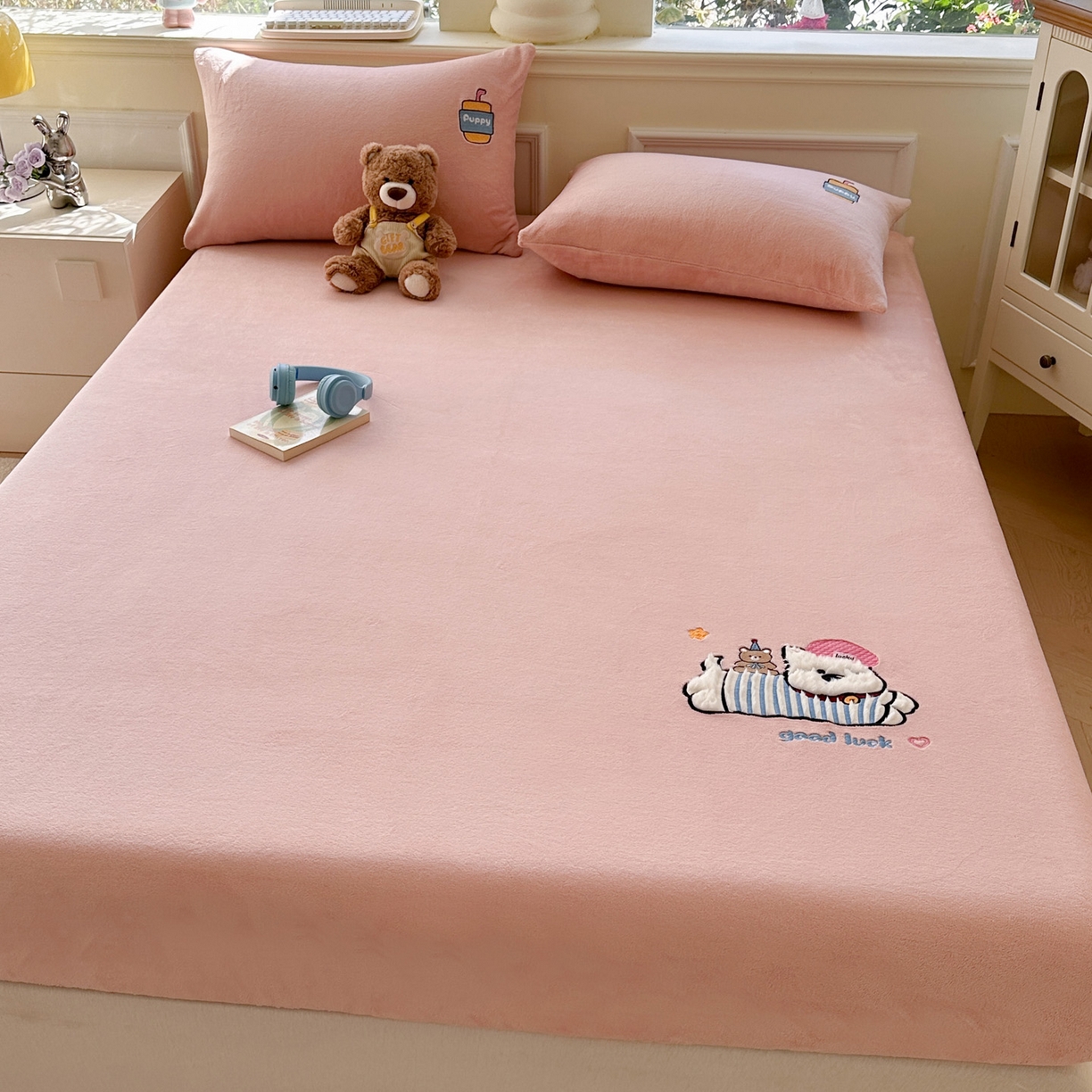 91家纺网 家纺一手货源 找家纺 （总）欣宜家纺 2025秋冬新款牛奶绒加厚保暖卡通贴布绣床笠三件套全包床单防滑床垫保护套-幸运萌犬