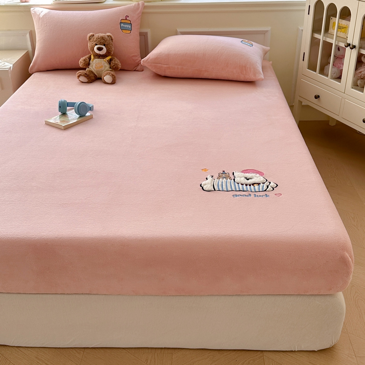 91家纺网 家纺一手货源 找家纺 （总）欣宜家纺 2025秋冬新款牛奶绒加厚保暖卡通贴布绣床笠三件套全包床单防滑床垫保护套-幸运萌犬