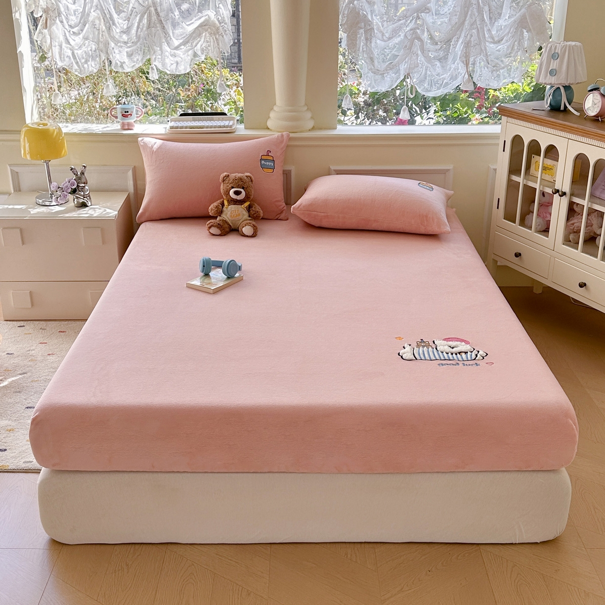 91家纺网 家纺一手货源 找家纺 （总）欣宜家纺 2025秋冬新款牛奶绒加厚保暖卡通贴布绣床笠三件套全包床单防滑床垫保护套-幸运萌犬