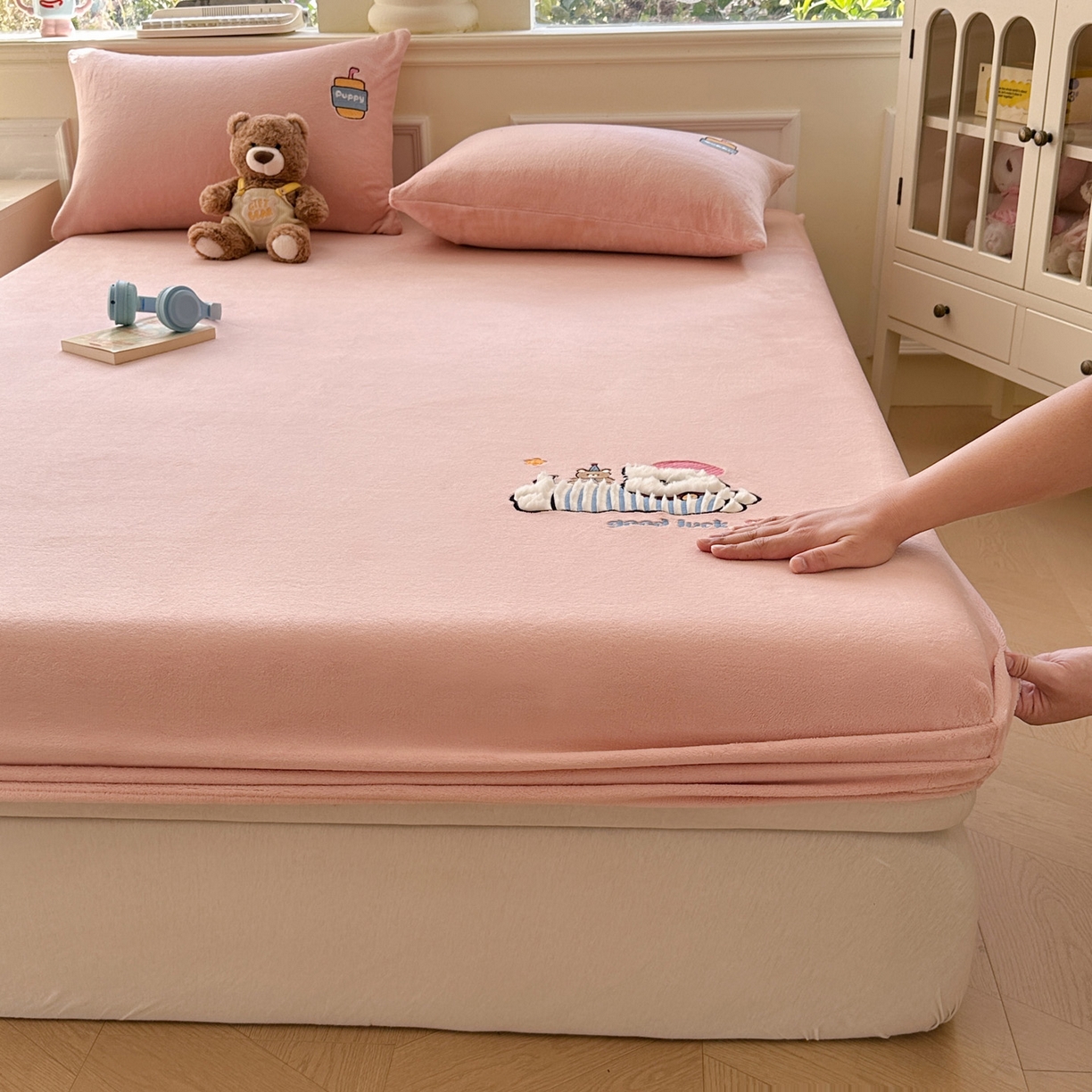 91家纺网 家纺一手货源 找家纺 （总）欣宜家纺 2025秋冬新款牛奶绒加厚保暖卡通贴布绣床笠三件套全包床单防滑床垫保护套-幸运萌犬