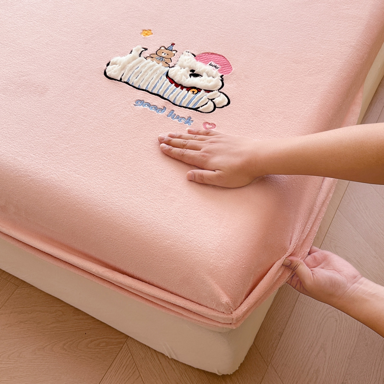 91家纺网 家纺一手货源 找家纺 （总）欣宜家纺 2025秋冬新款牛奶绒加厚保暖卡通贴布绣床笠三件套全包床单防滑床垫保护套-幸运萌犬