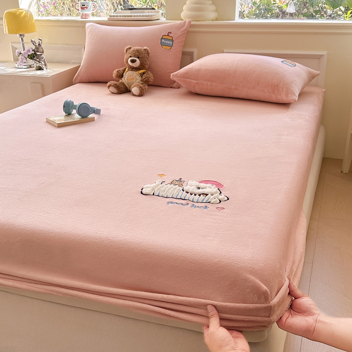 91家纺网 家纺一手货源 找家纺 （总）欣宜家纺 2025秋冬新款牛奶绒加厚保暖卡通贴布绣床笠三件套全包床单防滑床垫保护套-幸运萌犬