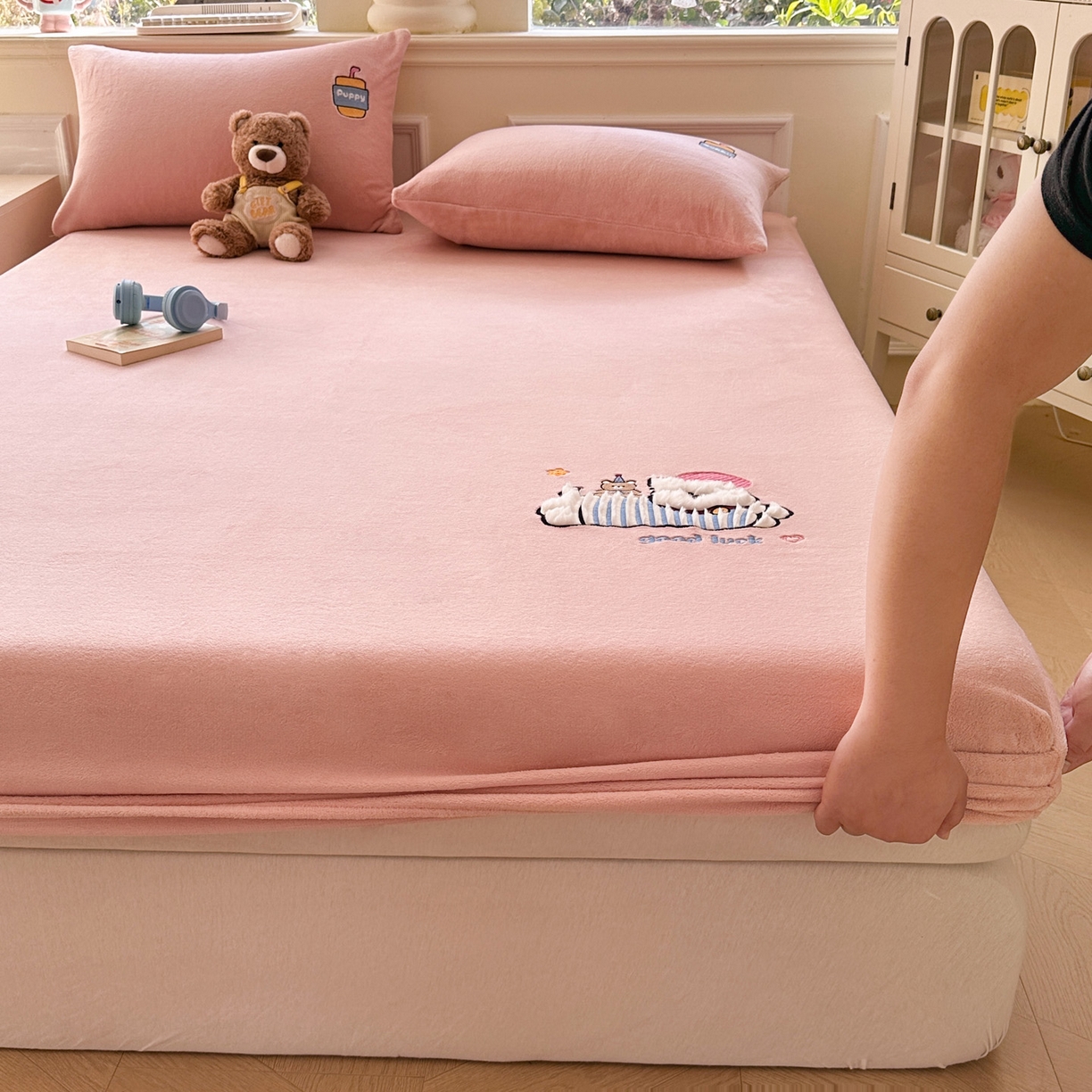 91家纺网 家纺一手货源 找家纺 （总）欣宜家纺 2025秋冬新款牛奶绒加厚保暖卡通贴布绣床笠三件套全包床单防滑床垫保护套-幸运萌犬