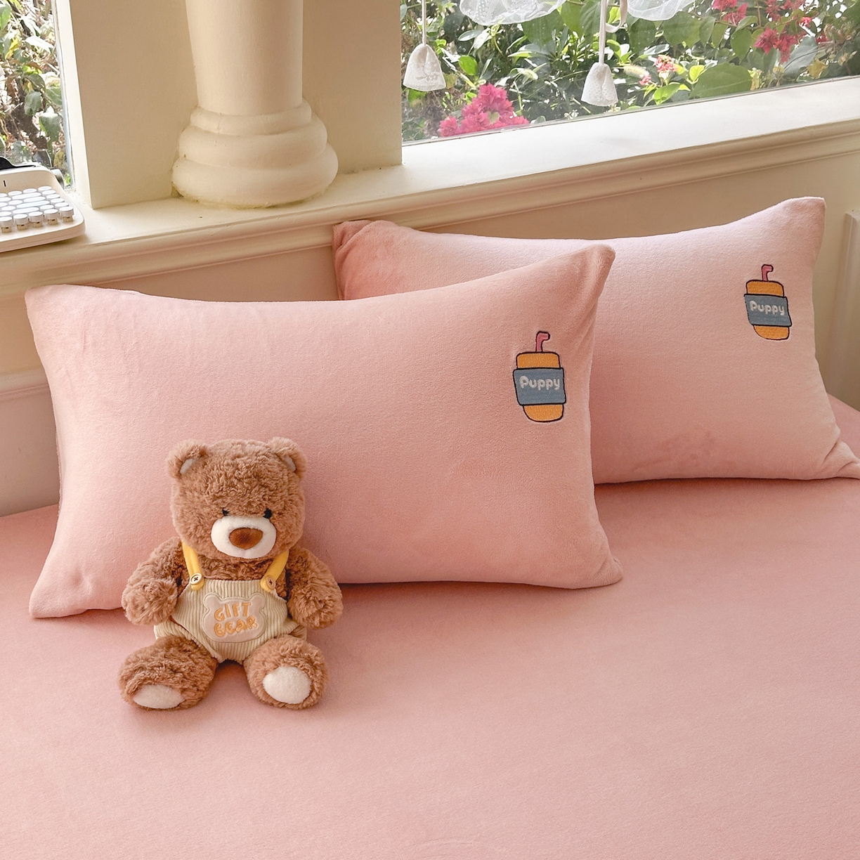 91家纺网 家纺一手货源 找家纺 （总）欣宜家纺 2025秋冬新款牛奶绒加厚保暖卡通贴布绣床笠三件套全包床单防滑床垫保护套-幸运萌犬