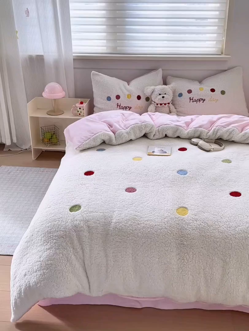 91家纺网 家纺一手货源 找家纺 欣宜家纺 2025新款ins风200克羊羔绒毛巾绣牛奶绒四件套加厚保暖床单被套宿舍三件套 彩虹豆