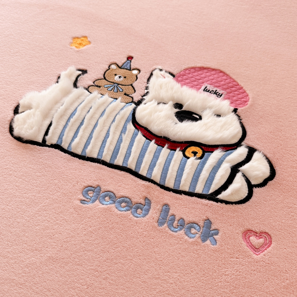 91家纺网 家纺一手货源 找家纺 （总）欣宜家纺 2025秋冬新款牛奶绒加厚保暖卡通贴布绣床笠三件套全包床单防滑床垫保护套-幸运萌犬