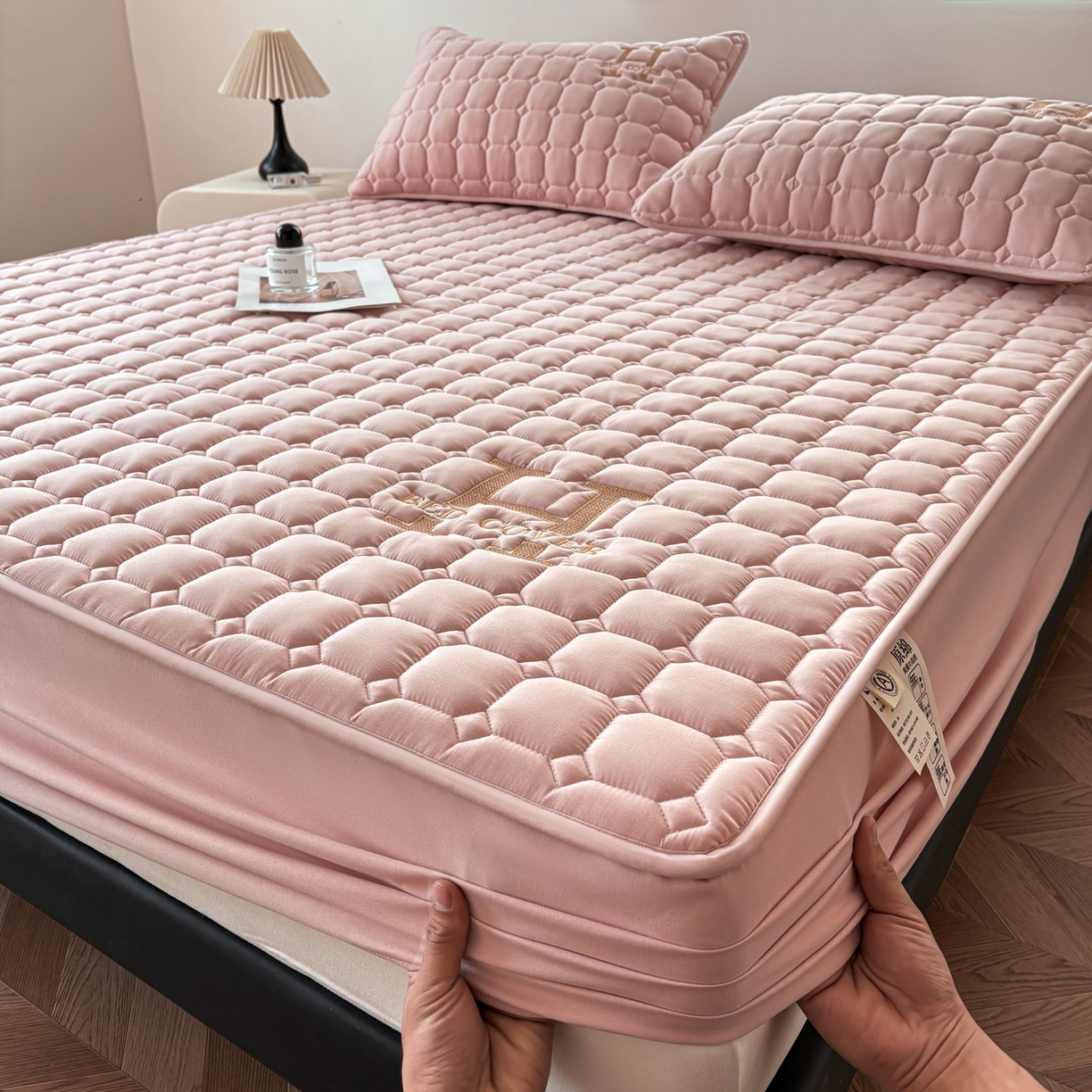 91家纺网 家纺一手货源 找家纺 （总）居眠 2026新款H款刺绣夹棉床笠