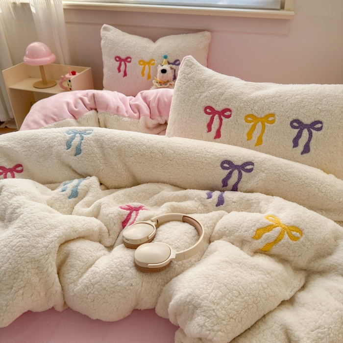 91家纺网 家纺一手货源 找家纺 欣宜家纺 2025新款ins风200克羊羔绒毛巾绣牛奶绒四件套加厚保暖床单被套宿舍三件套 粉黛佳人