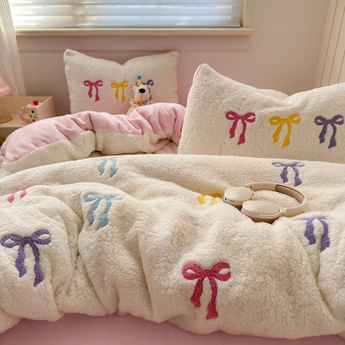 91家纺网 家纺一手货源 找家纺 欣宜家纺 2025新款ins风200克羊羔绒毛巾绣牛奶绒四件套加厚保暖床单被套宿舍三件套 粉黛佳人