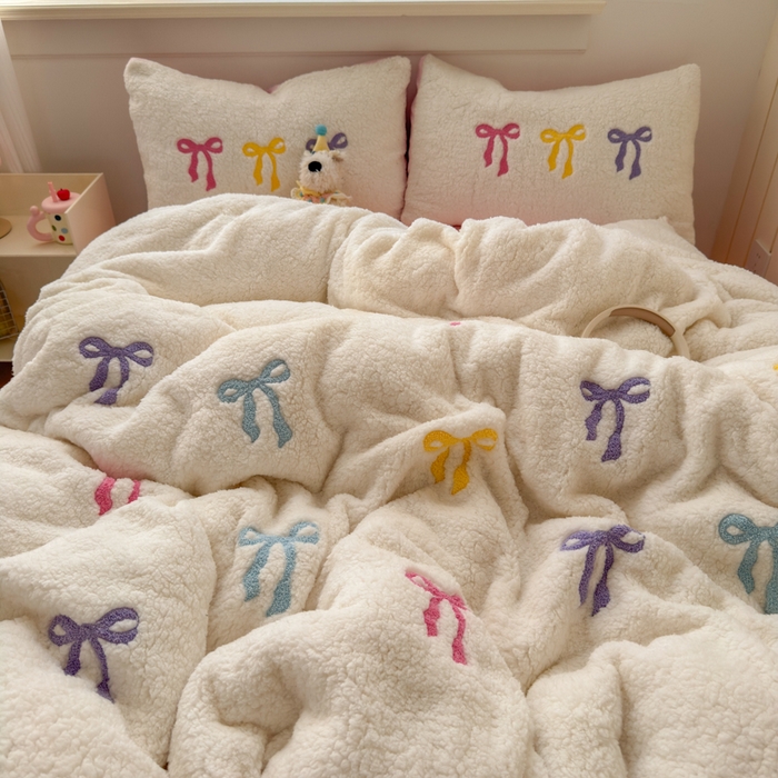 91家纺网 家纺一手货源 找家纺 欣宜家纺 2025新款ins风200克羊羔绒毛巾绣牛奶绒四件套加厚保暖床单被套宿舍三件套 粉黛佳人