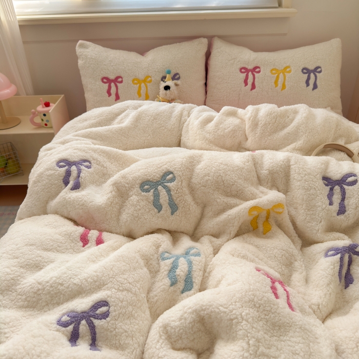 91家纺网 家纺一手货源 找家纺 欣宜家纺 2025新款ins风200克羊羔绒毛巾绣牛奶绒四件套加厚保暖床单被套宿舍三件套 粉黛佳人