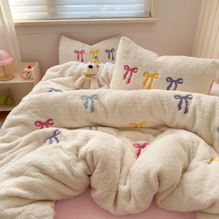 91家纺网 家纺一手货源 找家纺 欣宜家纺 2025新款ins风200克羊羔绒毛巾绣牛奶绒四件套加厚保暖床单被套宿舍三件套 粉黛佳人