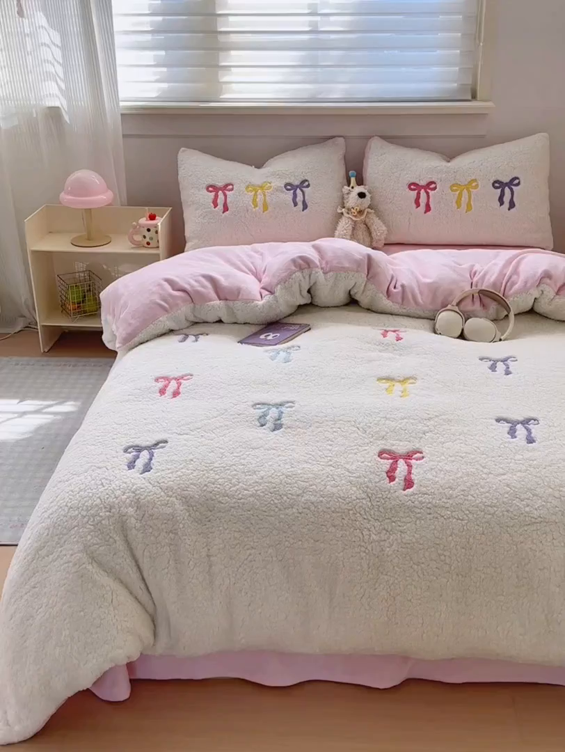 91家纺网 家纺一手货源 找家纺 欣宜家纺 2025新款ins风200克羊羔绒毛巾绣牛奶绒四件套加厚保暖床单被套宿舍三件套 粉黛佳人
