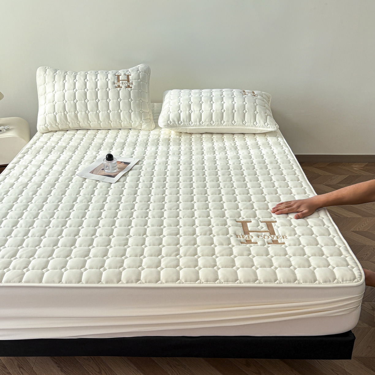 91家纺网 家纺一手货源 找家纺 居眠 2026新款H款刺绣夹棉床笠 白色