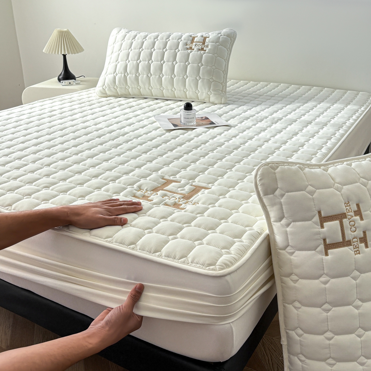 91家纺网 家纺一手货源 找家纺 居眠 2026新款H款刺绣夹棉床笠 白色