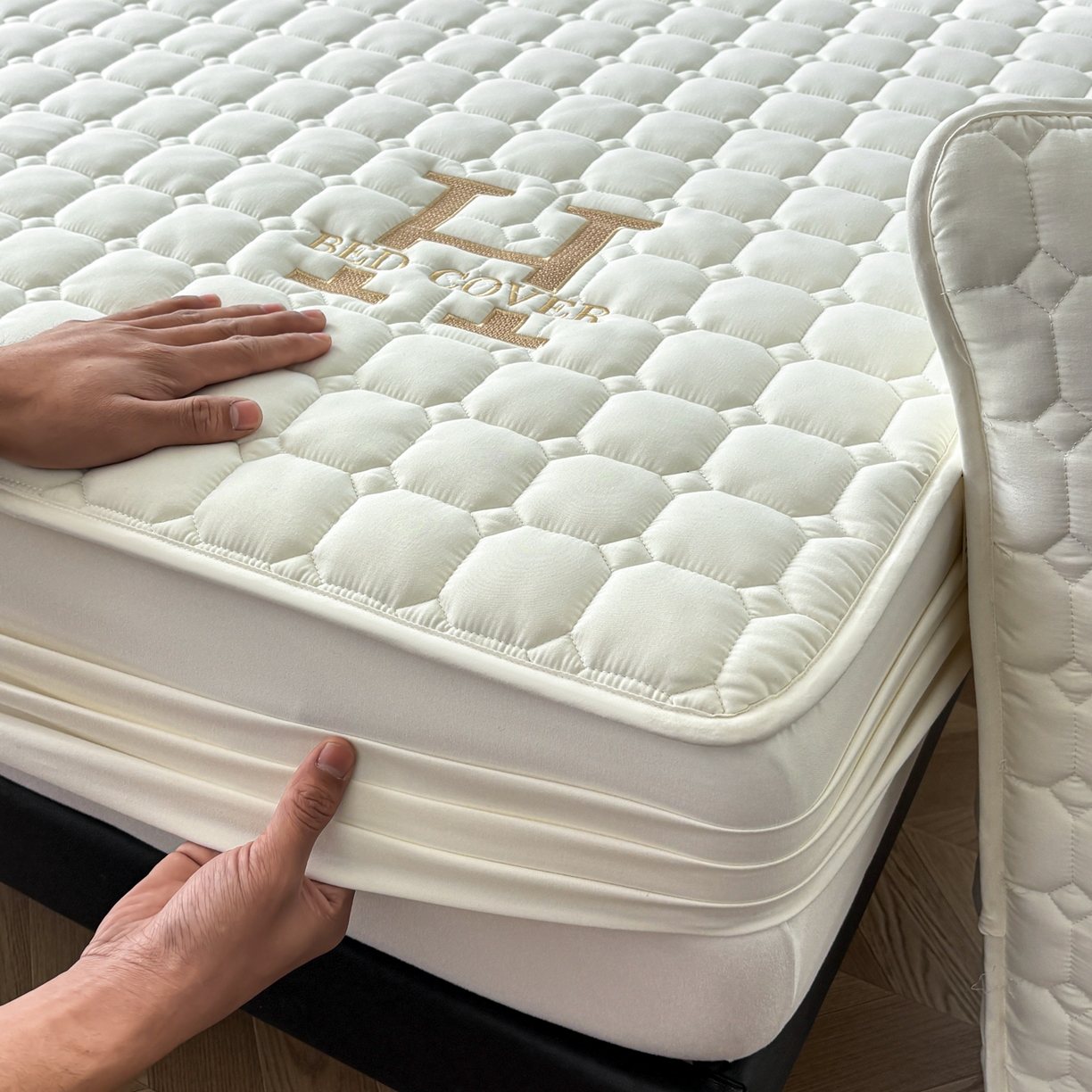 91家纺网 家纺一手货源 找家纺 居眠 2026新款H款刺绣夹棉床笠 白色