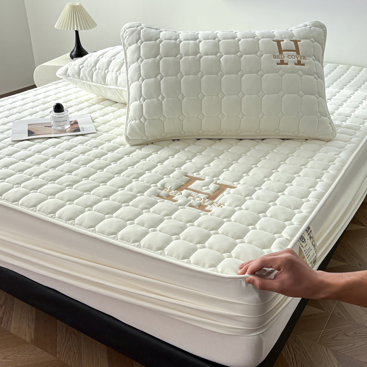 91家纺网 家纺一手货源 找家纺 居眠 2026新款H款刺绣夹棉床笠 白色