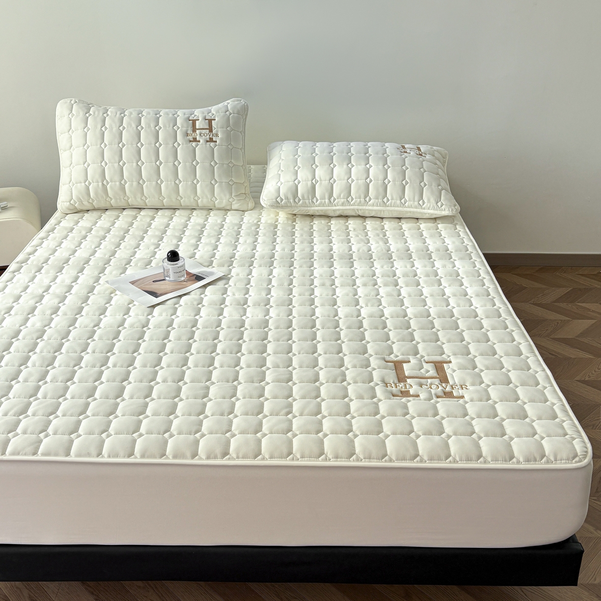 91家纺网 家纺一手货源 找家纺 居眠 2026新款H款刺绣夹棉床笠 白色