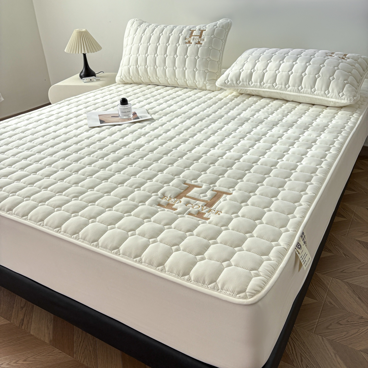 91家纺网 家纺一手货源 找家纺 居眠 2026新款H款刺绣夹棉床笠 白色