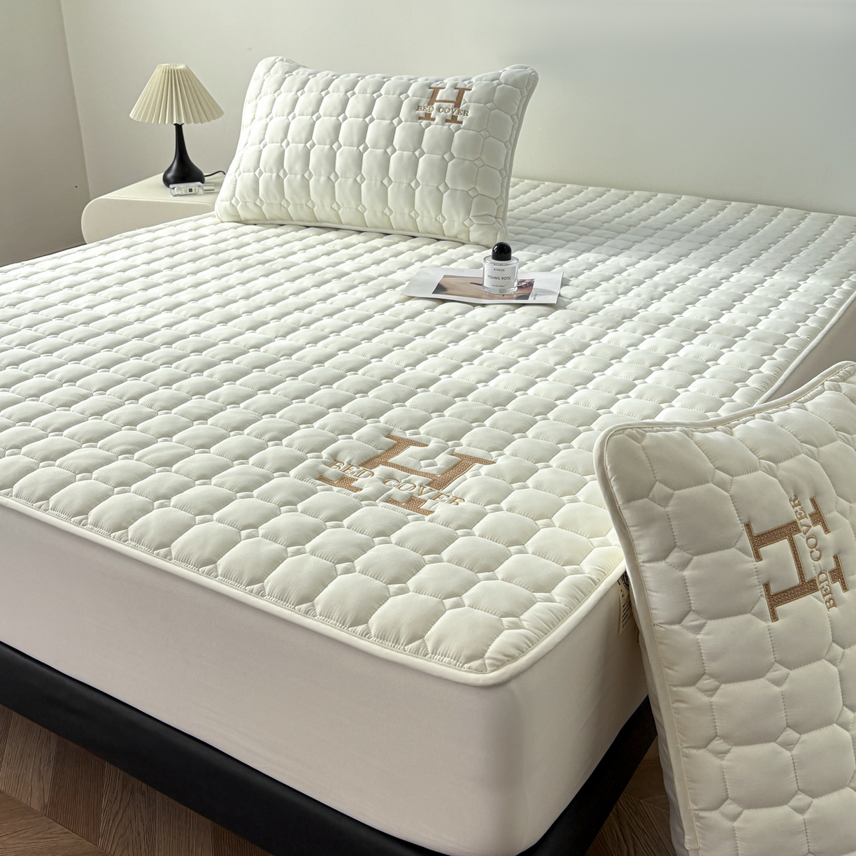 91家纺网 家纺一手货源 找家纺 居眠 2026新款H款刺绣夹棉床笠 白色