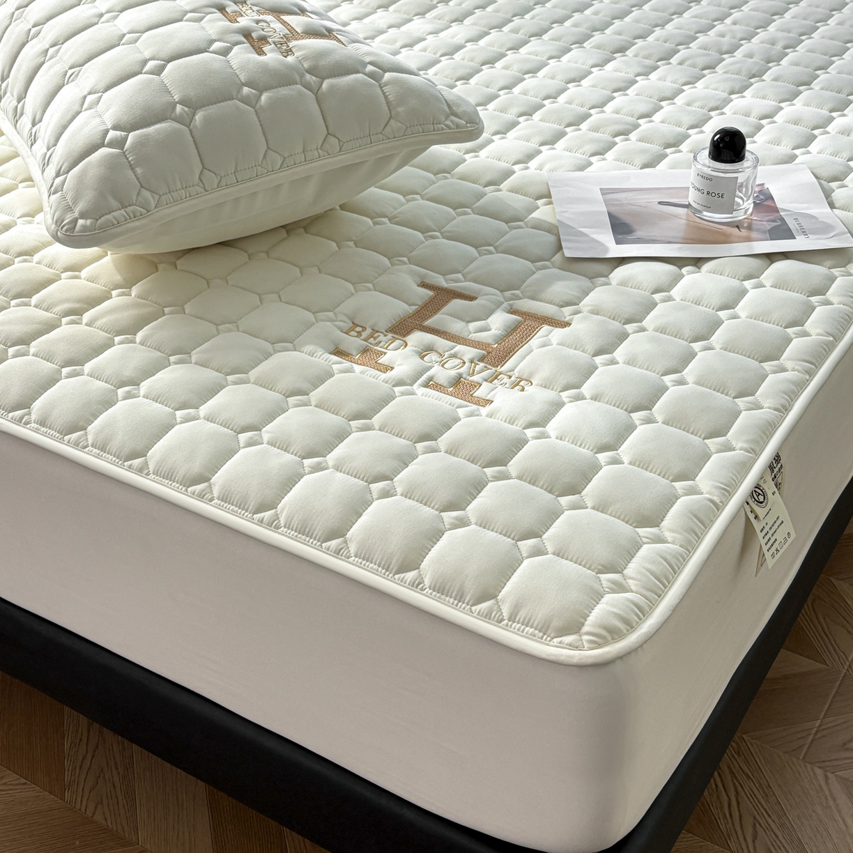 91家纺网 家纺一手货源 找家纺 居眠 2026新款H款刺绣夹棉床笠 白色