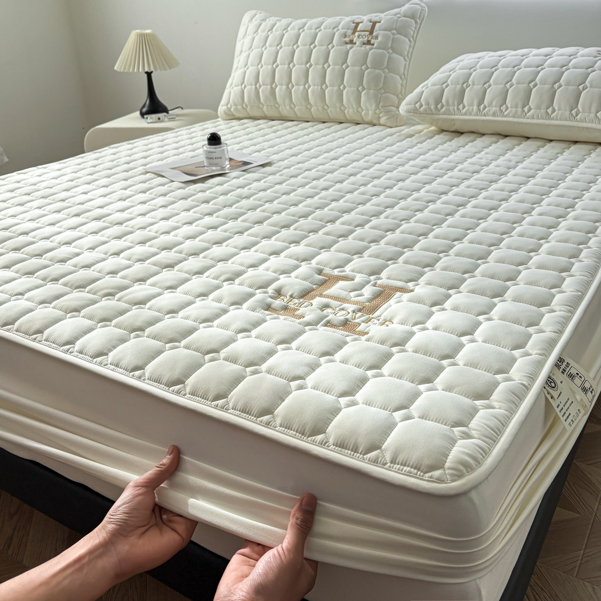 91家纺网 家纺一手货源 找家纺 居眠 2026新款H款刺绣夹棉床笠 白色