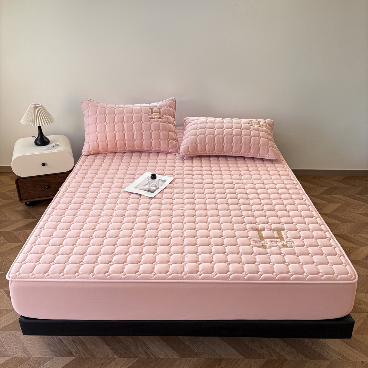 91家纺网 家纺一手货源 找家纺 居眠 2026新款H款刺绣夹棉床笠 粉色