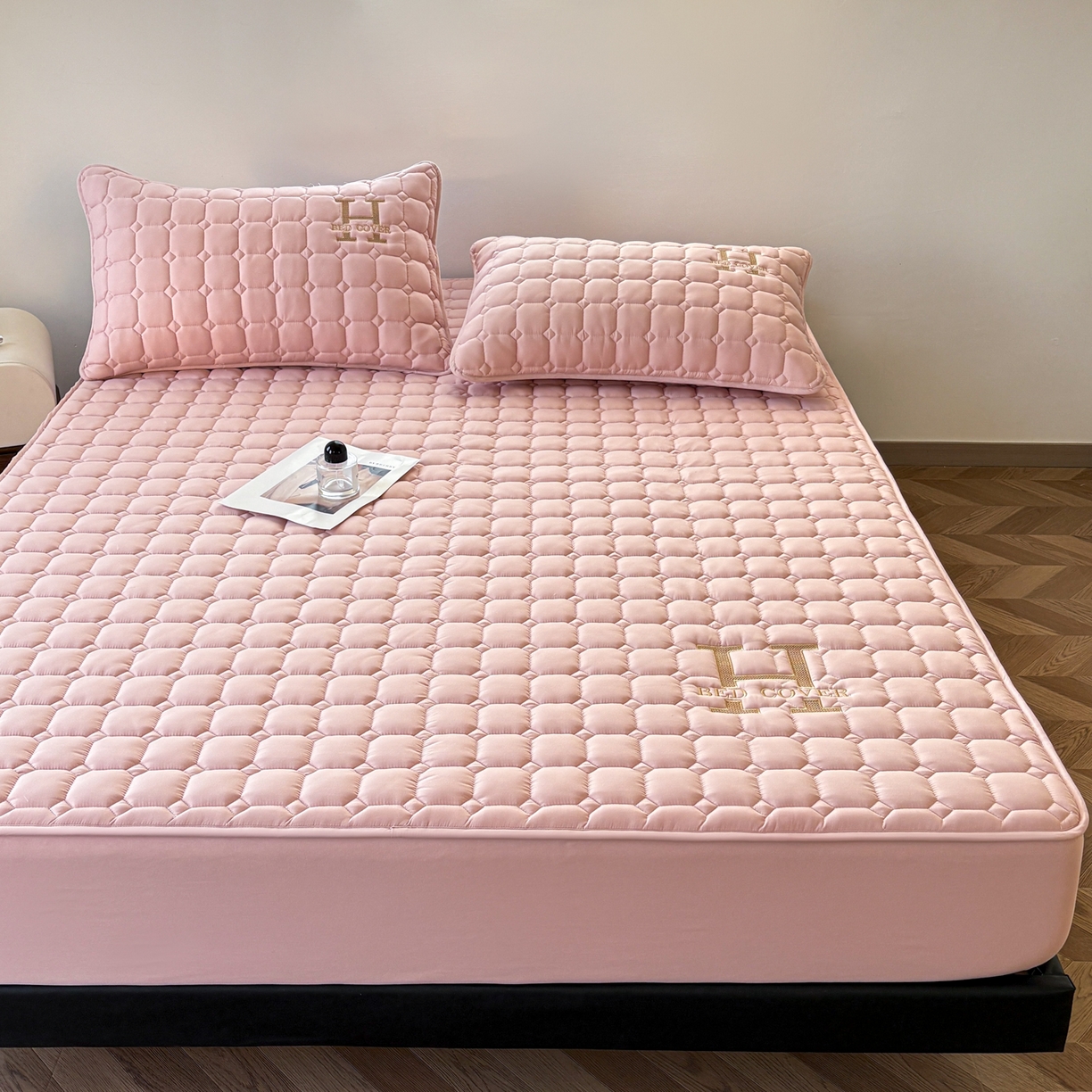 91家纺网 家纺一手货源 找家纺 居眠 2026新款H款刺绣夹棉床笠 粉色