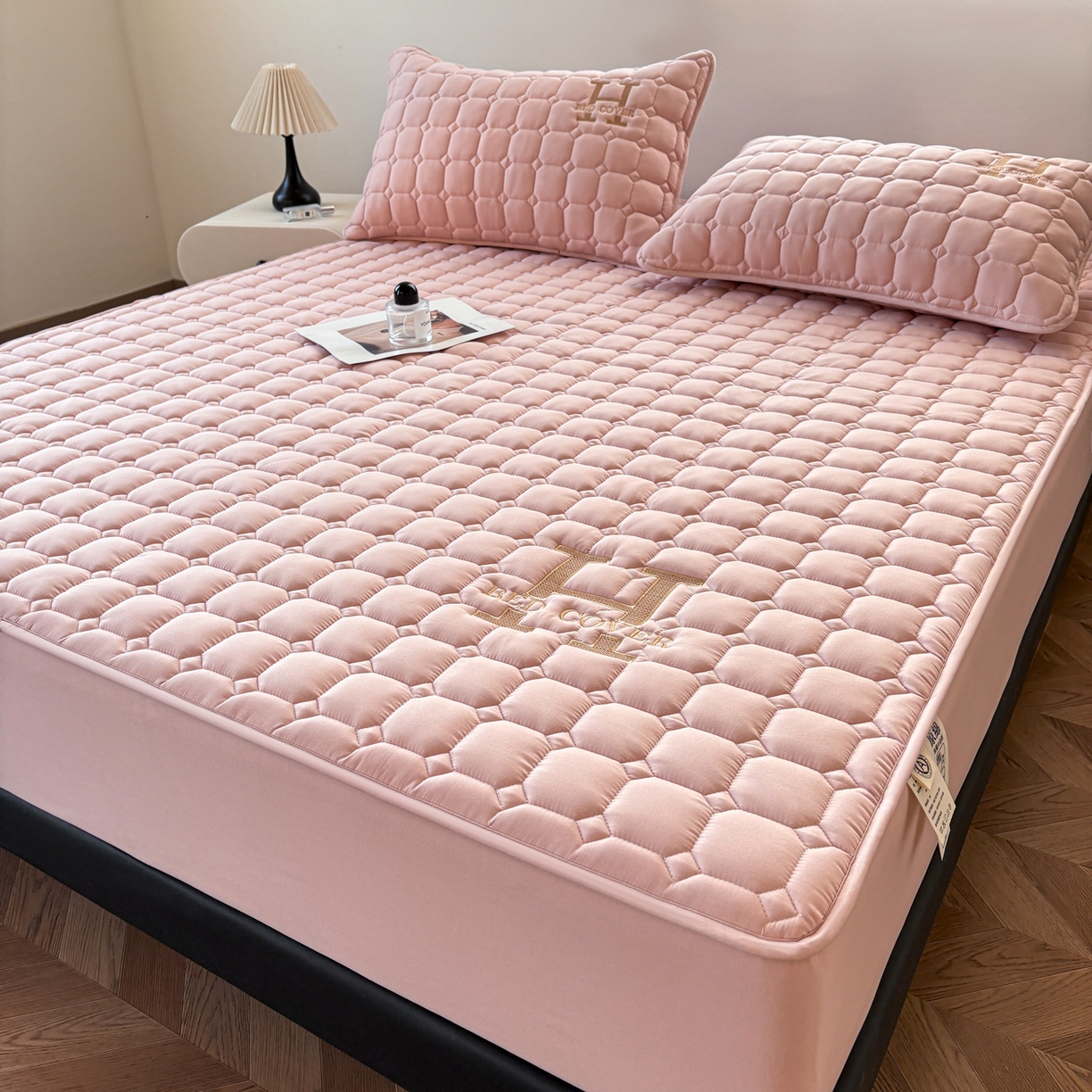 91家纺网 家纺一手货源 找家纺 居眠 2026新款H款刺绣夹棉床笠 粉色