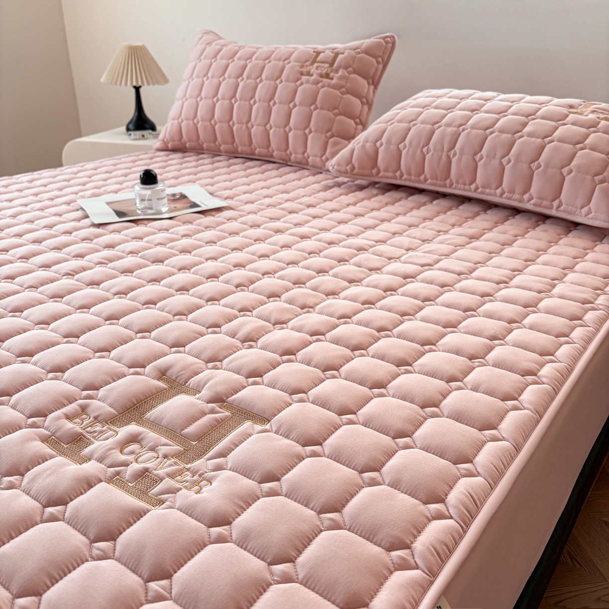 91家纺网 家纺一手货源 找家纺 居眠 2026新款H款刺绣夹棉床笠 粉色