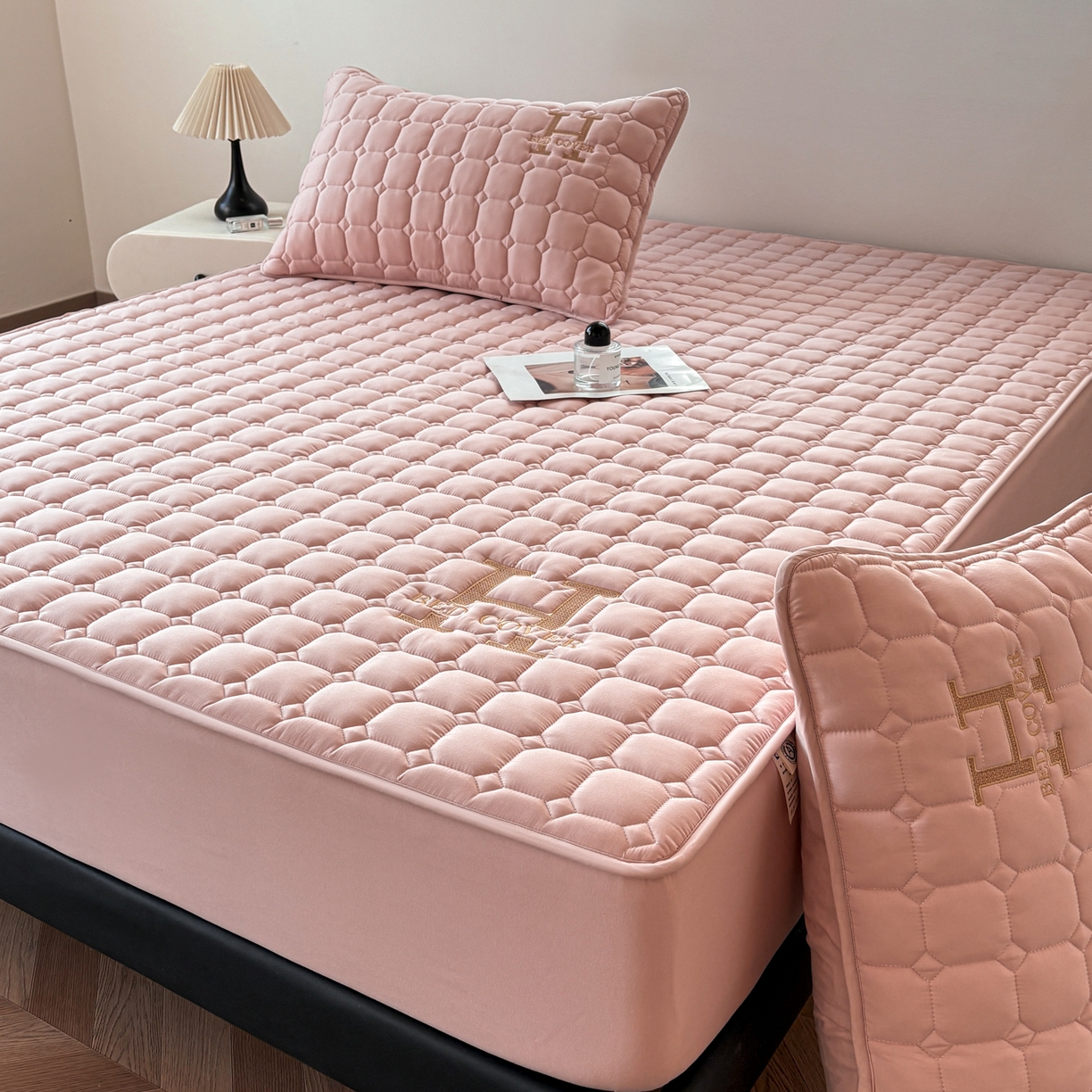 91家纺网 家纺一手货源 找家纺 居眠 2026新款H款刺绣夹棉床笠 粉色