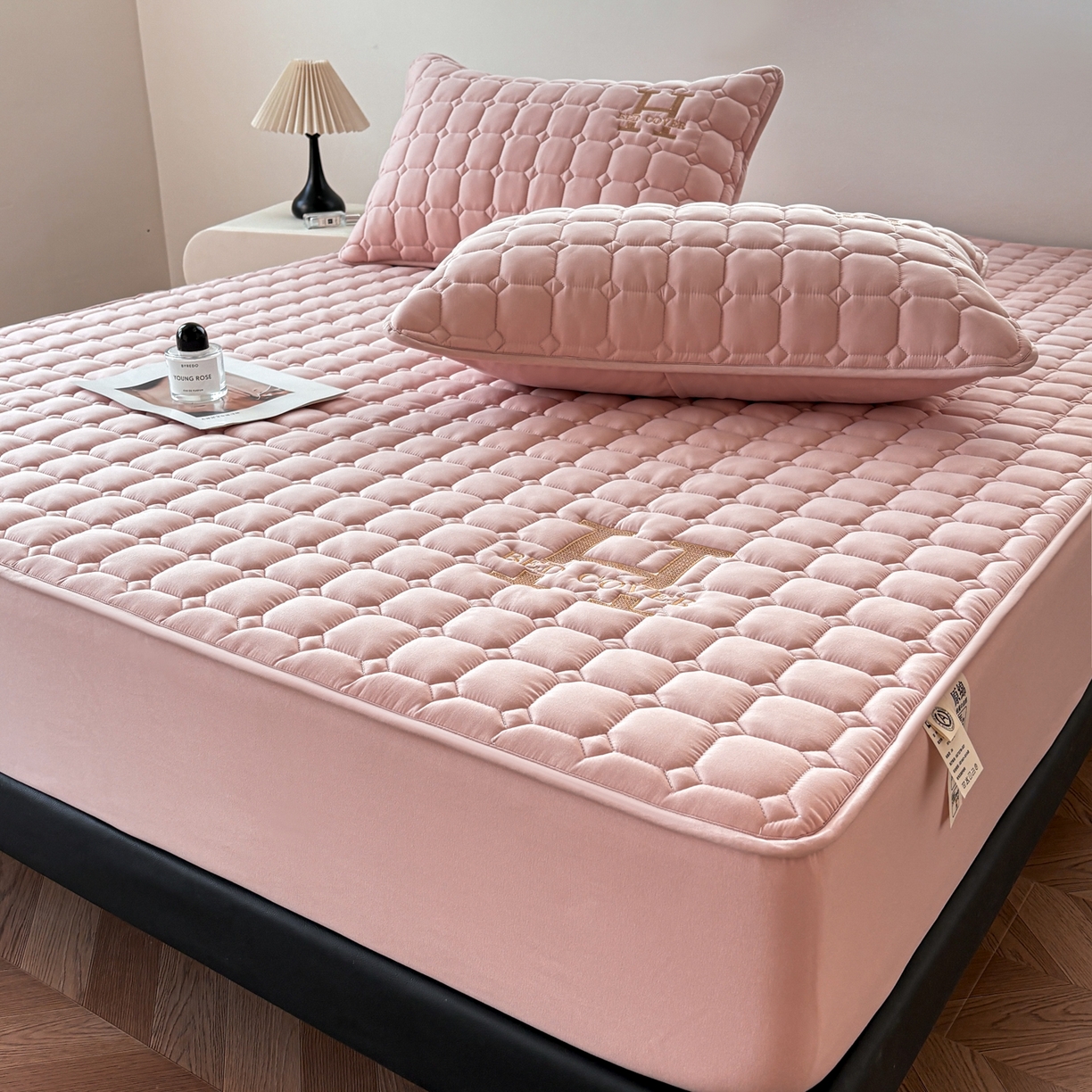 91家纺网 家纺一手货源 找家纺 居眠 2026新款H款刺绣夹棉床笠 粉色