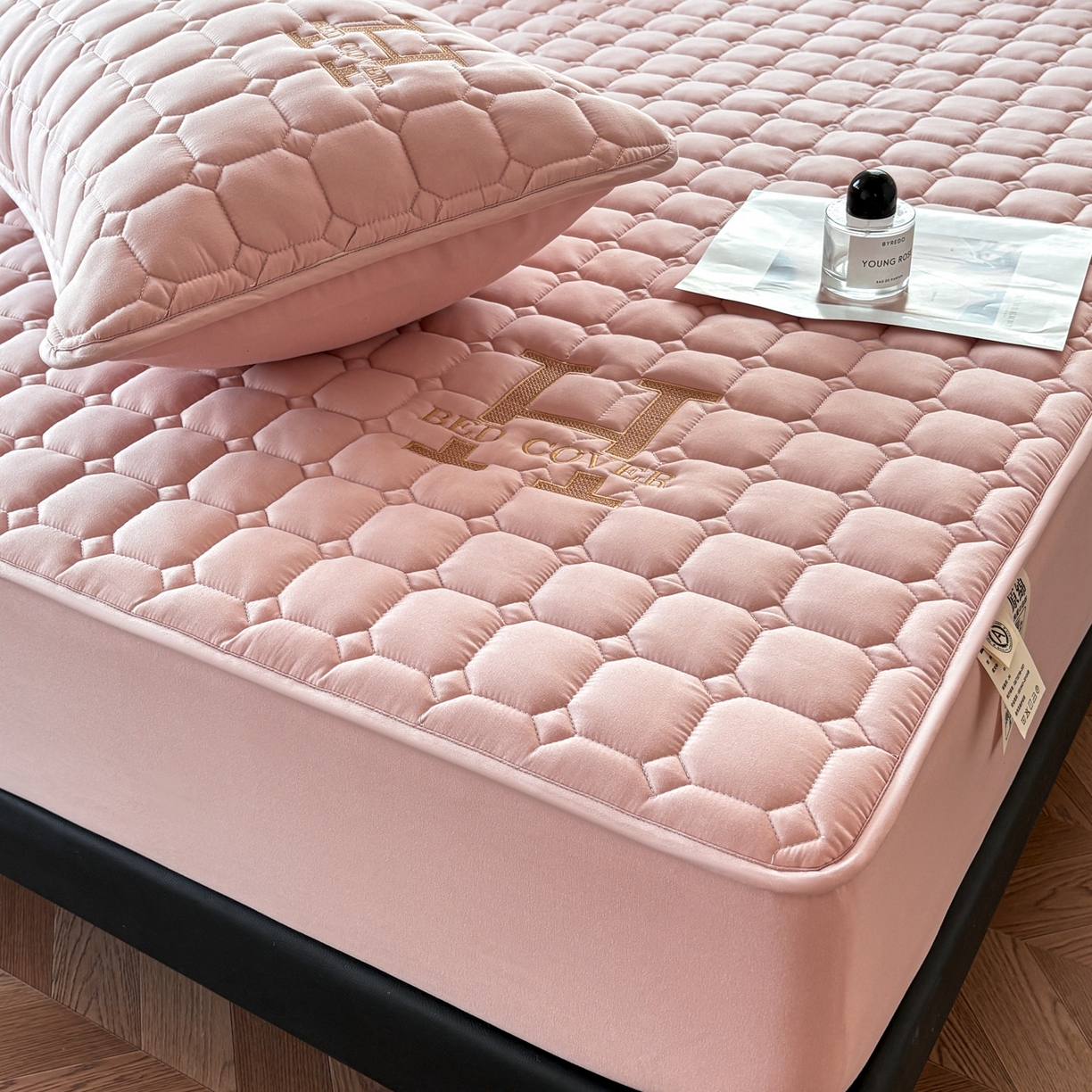 91家纺网 家纺一手货源 找家纺 居眠 2026新款H款刺绣夹棉床笠 粉色