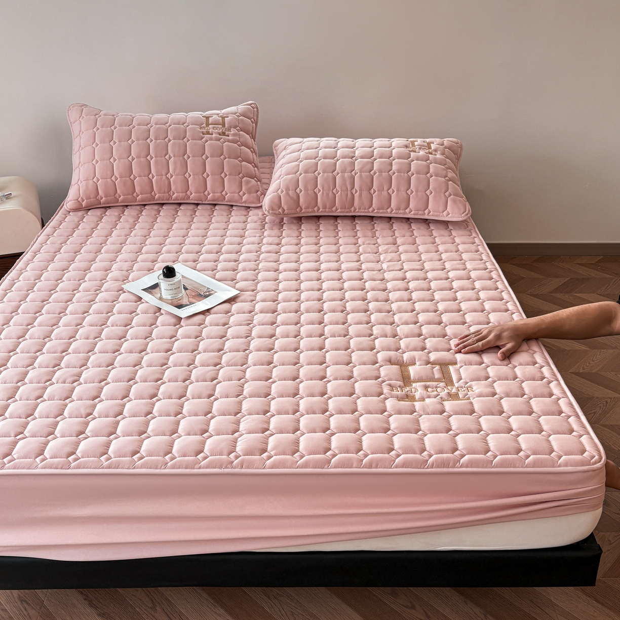 91家纺网 家纺一手货源 找家纺 居眠 2026新款H款刺绣夹棉床笠 粉色