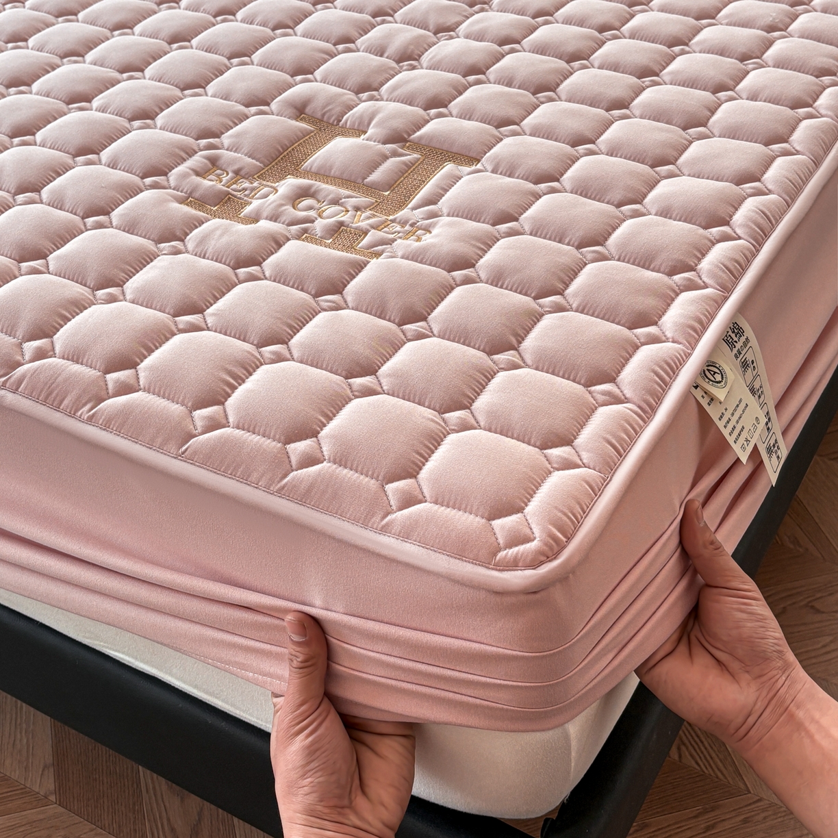 91家纺网 家纺一手货源 找家纺 居眠 2026新款H款刺绣夹棉床笠 粉色