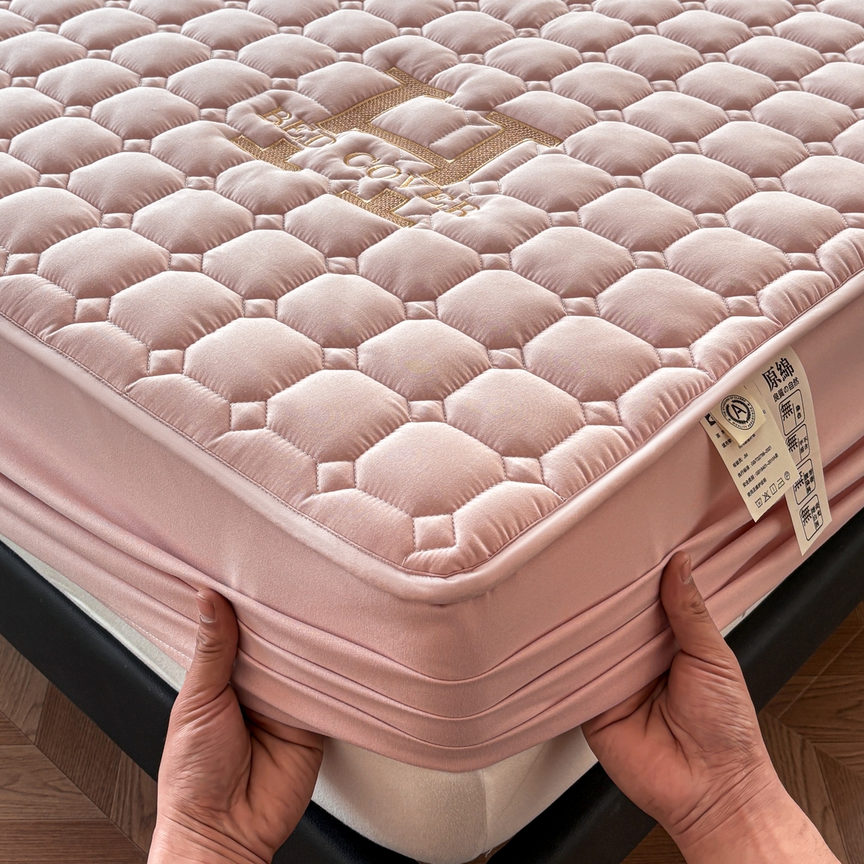 91家纺网 家纺一手货源 找家纺 居眠 2026新款H款刺绣夹棉床笠 粉色