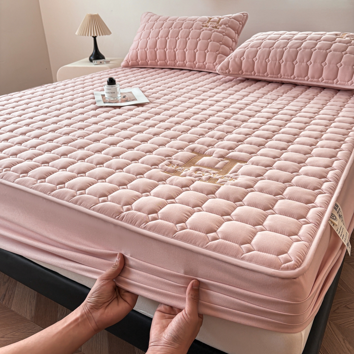 91家纺网 家纺一手货源 找家纺 居眠 2026新款H款刺绣夹棉床笠 粉色